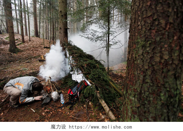 深林里一个男人准备生火做饭